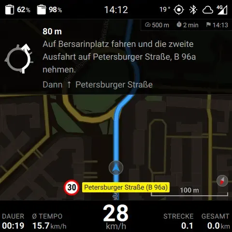Librescoot zeigt eine Route und den nächsten Abbiegehinweis auf dem Rollerdisplay.
